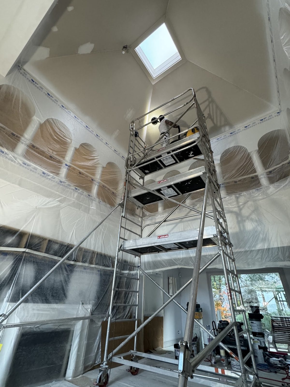 Séjour cathédrale à arches en cours de chantier : échafaudage monté et surfaces bâchées