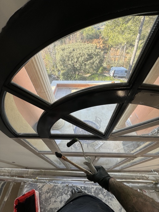 Verrière ancienne en éventail aux boiseries repeintes, vue sur le jardin